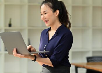 Cara Ngatasin WhatsApp yang Tiba-Tiba Keluar dan Minta Verifikasi