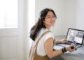 Cara Gaul Bikin Laptop Tetap Nyala Meski Layar Ditutup