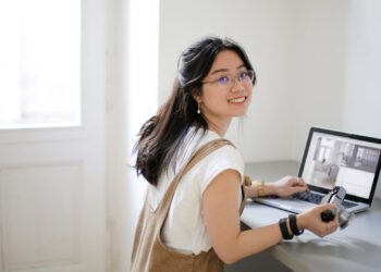 Cara Gaul Bikin Laptop Tetap Nyala Meski Layar Ditutup