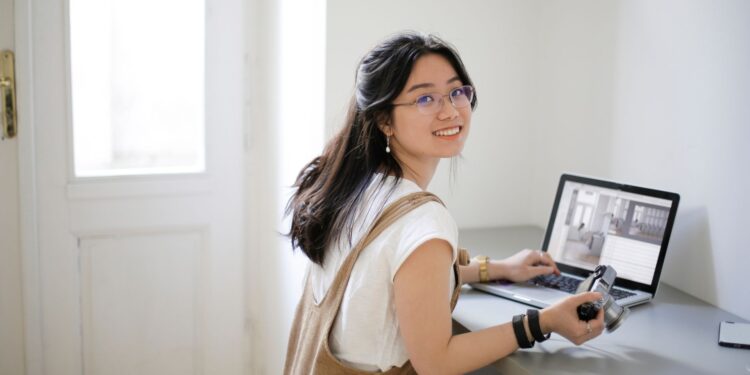 Cara Gaul Bikin Laptop Tetap Nyala Meski Layar Ditutup
