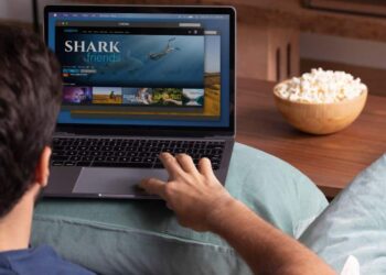 Cara Nonton TV di Laptop Santuy tapi Tetap Cerdas!