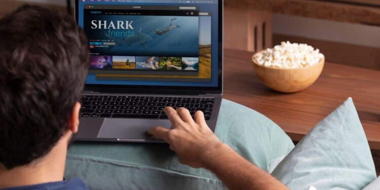 Cara Nonton TV di Laptop Santuy tapi Tetap Cerdas!